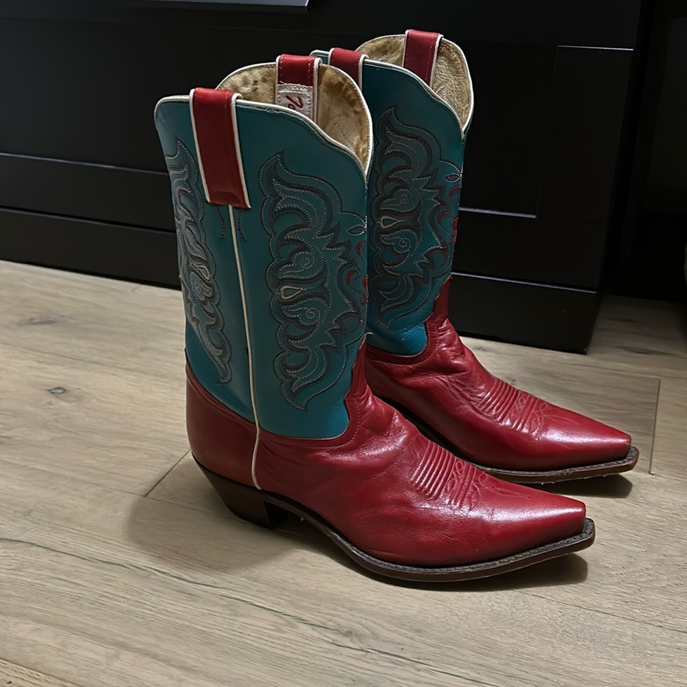 Women’s Vintage Tony Lama Cowboy Boots